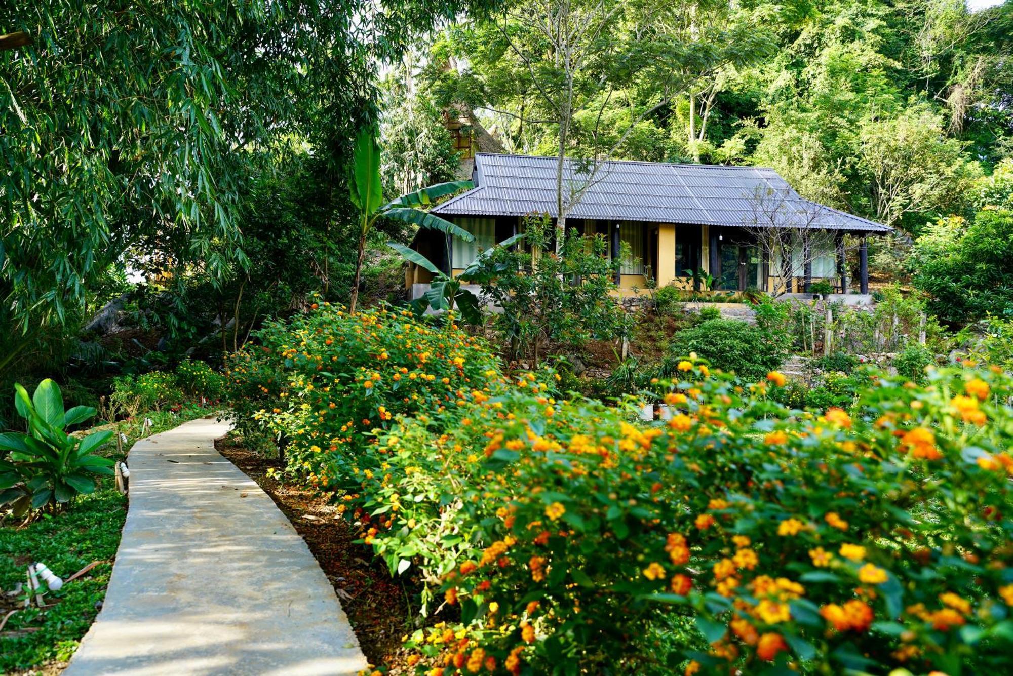 Retreat Lodge *